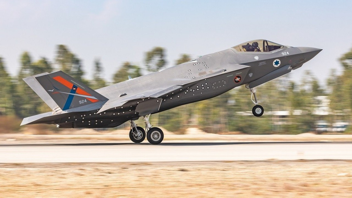 Trong những tính năng mạnh nhất trang bị trên F-35 là hệ thống C4 (viết tắt của chỉ huy, điều khiển, truyền thông và xử lý). C4 của F-35 cho phép phi công thu thập thông tin chiến trường, có giá trị theo thời gian thực và chia sẻ thông tin đó với các máy bay F-35 khác và các lực lượng trên mặt đất.