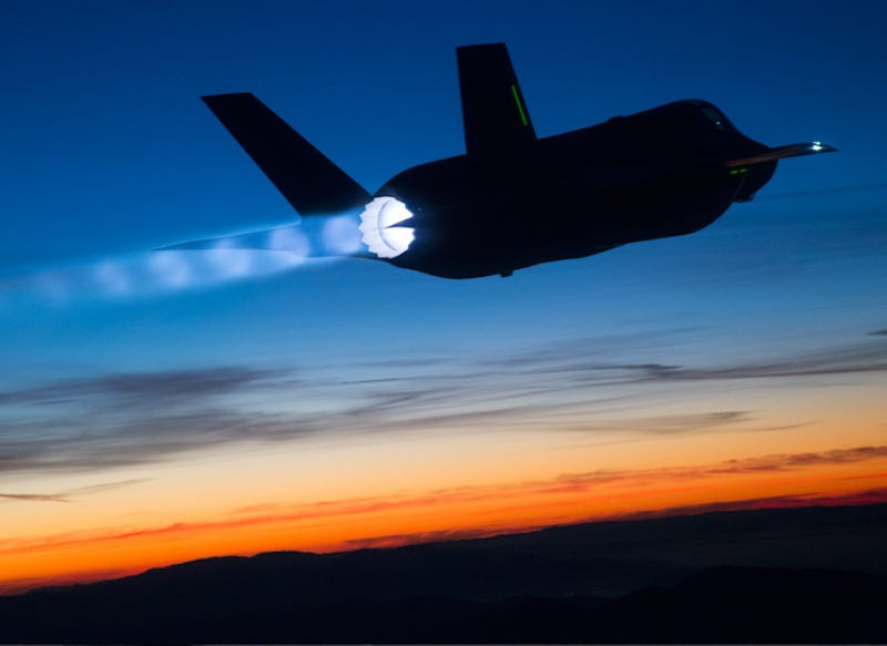 Nên nhớ rằng, chương trình phát triển F-35 Lightning II do Lockheed đứng đầu. Các sửa đổi hệ thống phần mềm hoặc vật lý đối với F-35 về cơ bản là không được phép. Bất kỳ bảo dưỡng đột xuất hay định kỳ đều phải được thực hiện tại các cơ sở chuyên biệt của Lockheed, để bảo vệ bí mật thiết kế của máy bay của những địch thủ. Nhưng Israel là ngoại lệ.