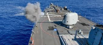 Như mọi tàu chiến hiện đại khác, USS Russell được trang bị đầy đủ vũ khí thông thường. Một pháo 127 mm được trang bị ở mũi tàu, có thể đối hạm, bắn phá đất liền và thậm chí còn có khả năng đối không.