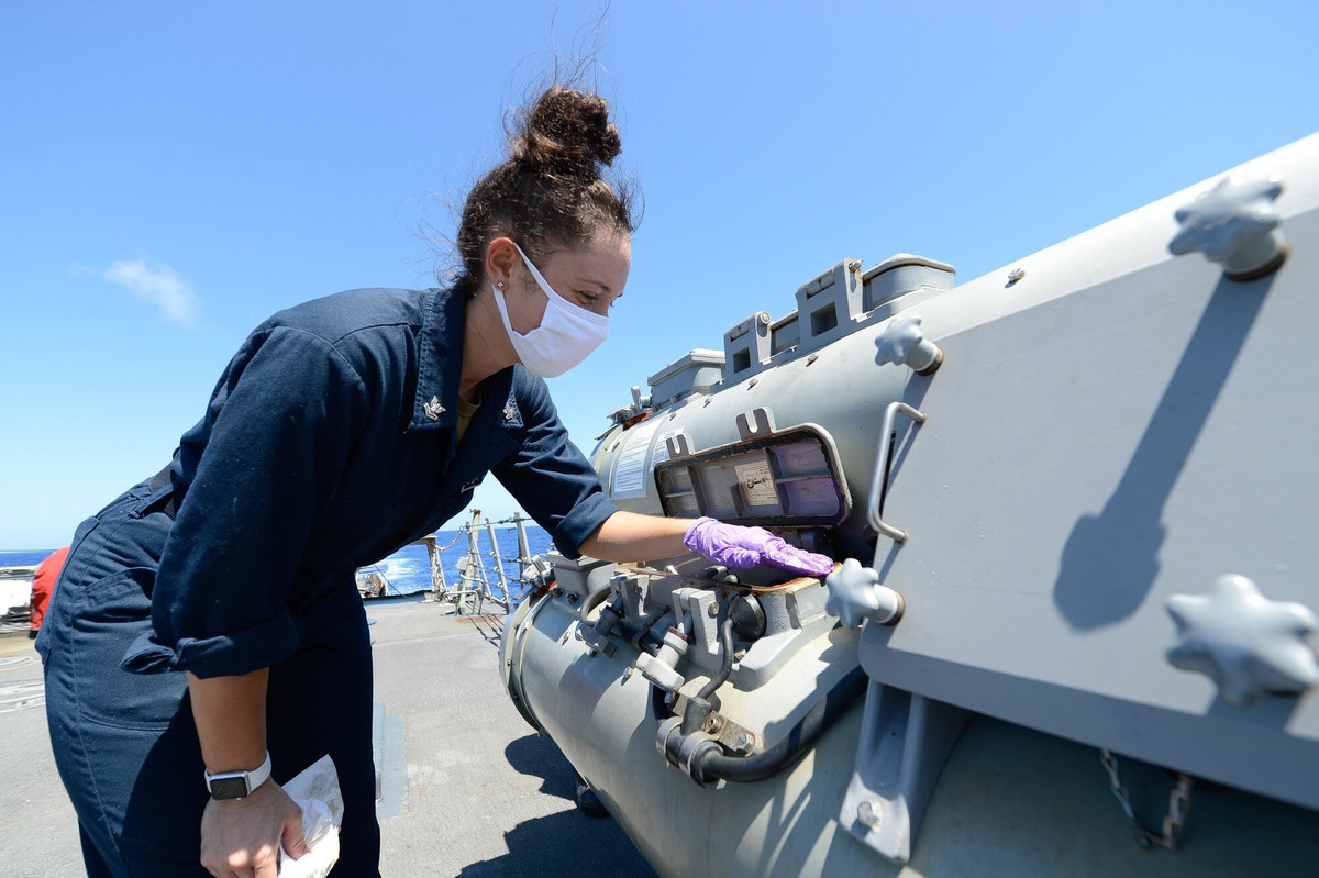 USS Russell được trang bị toàn bộ hệ thống tác chiến Aegis phiên bản nâng cấp, giúp tàu có hỏa lực cực mạnh, tốc độ xử lý cực nhanh trong tác chiến phòng không cũng như nâng cao khả năng đối kháng điện tử. Tàu được trang bị 6 ngư lôi đối ngầm Mk.46. Các máy bay trực thăng săn ngầm MH-60R trên tàu có khả năng săn ở tầm xa.