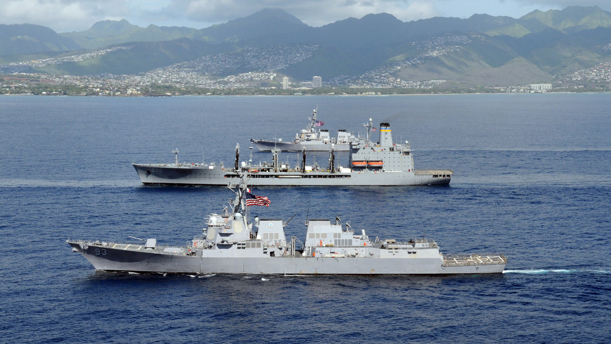 Khu trục hạm USS Russell có thể kết hợp với khả năng phòng thủ của cả một nhóm tàu chiến mặt nước và có khả năng hợp đồng tác chiến để nhắm bắn vào các mục tiêu ở phạm vi rộng, nhờ sử dụng các dữ liệu về mục tiêu của các trang bị như máy bay cảnh báo sớm E-2D Hawkeye.