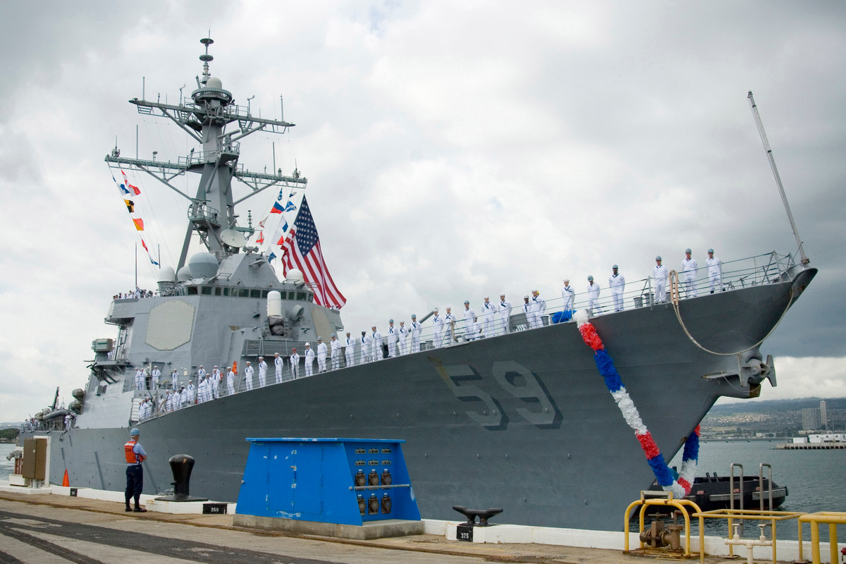 Giãn nước khoảng 9.000 tấn; chiều dài tàu 154 m, chiều rộng 20 m; độ mớn nước 9,4 m. USS Russell sử dụng 4 động cơ tuabin khí, tổng công suất 100.000 mã lực. Tốc độ tối đa 56 km/h, phạm vi hoạt động 8.100km. Thủy thủ đoàn gồm 23 sĩ quan, 24 hạ sĩ quan và 291 binh sĩ.