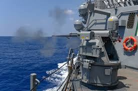 Hai pháo 25 mm và bốn súng máy 12,5mm cũng đã được bổ sung; có 2 hệ thống vũ khí cự ly gần Phalanx 1B được thiết kế để bắn hạ các tên lửa trong tầm ngắm, nhưng cũng có thể bắn cả trực thăng, máy bay không người lái (UAV) và các tàu nhỏ.