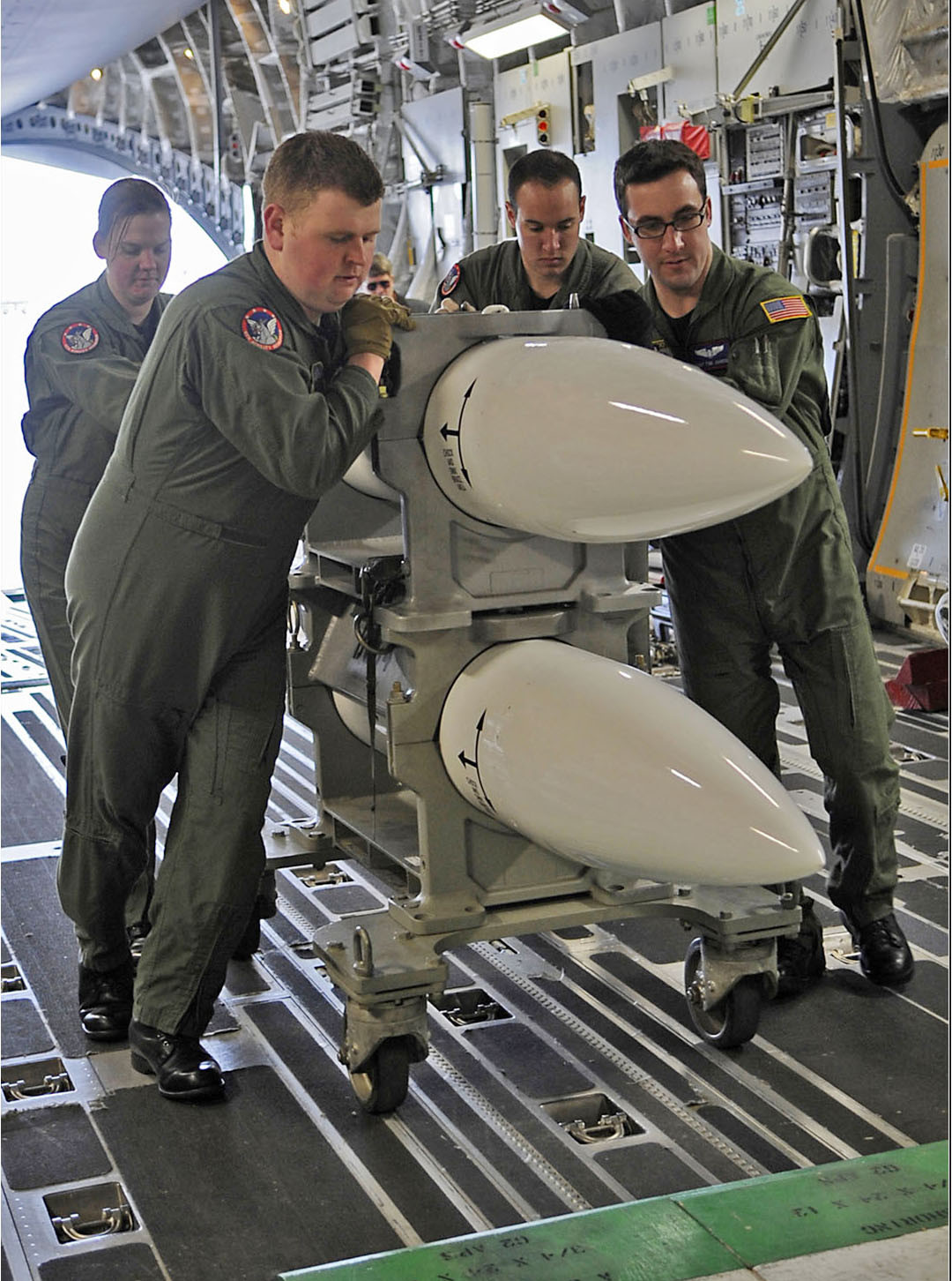 Một khả năng lớn hơn là Australia có thể đào tạo nhân viên của mình sử dụng vũ khí hạt nhân của Mỹ như nhiều thành viên NATO châu Âu đã làm, trên cơ sở các đầu đạn sẽ được Mỹ chuyển cho các đồng minh trong trường hợp xảy ra chiến tranh.