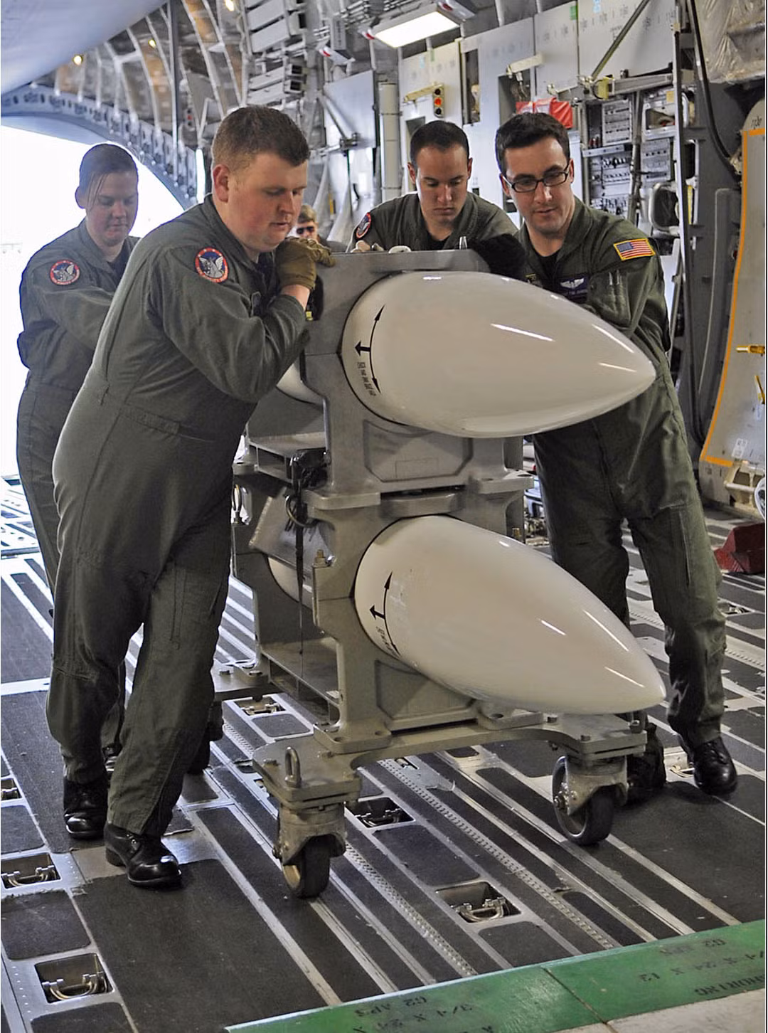 Một khả năng lớn hơn là Australia có thể đào tạo nhân viên của mình sử dụng vũ khí hạt nhân của Mỹ như nhiều thành viên NATO châu Âu đã làm, trên cơ sở các đầu đạn sẽ được Mỹ chuyển cho các đồng minh trong trường hợp xảy ra chiến tranh.