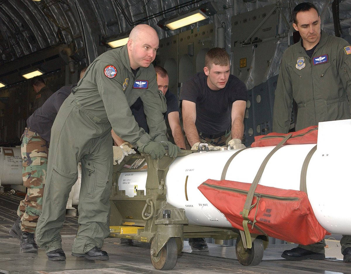 Với việc các tàu ngầm mới của Australia được thiết kế để tương thích với các loại vũ khí trang bị của Mỹ và Anh, tàu ngầm mang đầu đạn hạt nhân phóng tên lửa hành trình có khả năng được chuyển giao cho Hải quân Hoàng gia Australia trong trường hợp xảy ra chiến tranh giống như kế hoạch của Mỹ từng chuyển giao bom trọng lực hạt nhân cho các đồng minh châu Âu. Nguồn ảnh: Foxt.