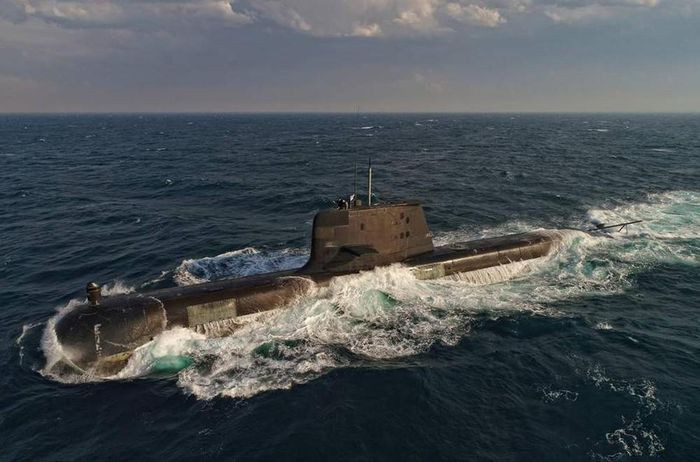 AUSUK được định hình rõ ràng là nhằm chống lại Trung Quốc ở Ấn Độ Dương và Tây Thái Bình Dương, bao gồm hợp tác trong nhiều lĩnh vực chiến lược như khả năng tấn công tầm xa, chiến tranh mạng, trí tuệ nhân tạo và điện toán lượng tử.