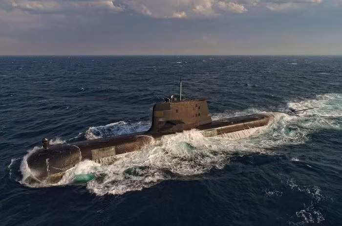 AUSUK được định hình rõ ràng là nhằm chống lại Trung Quốc ở Ấn Độ Dương và Tây Thái Bình Dương, bao gồm hợp tác trong nhiều lĩnh vực chiến lược như khả năng tấn công tầm xa, chiến tranh mạng, trí tuệ nhân tạo và điện toán lượng tử.