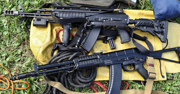 Đó là sự khác biệt giữa khẩu súng trường tiến công AEK-971 và bất kỳ phiên bản AK nào, được thiết kế sử dụng trích khí dài, khóa nòng xoay của dòng AK cổ điển. Và chỉ có những khẩu súng dùng cho lực lượng đặc biệt mới cần có thiết kế như vậy”, Alekseev nhấn mạnh.