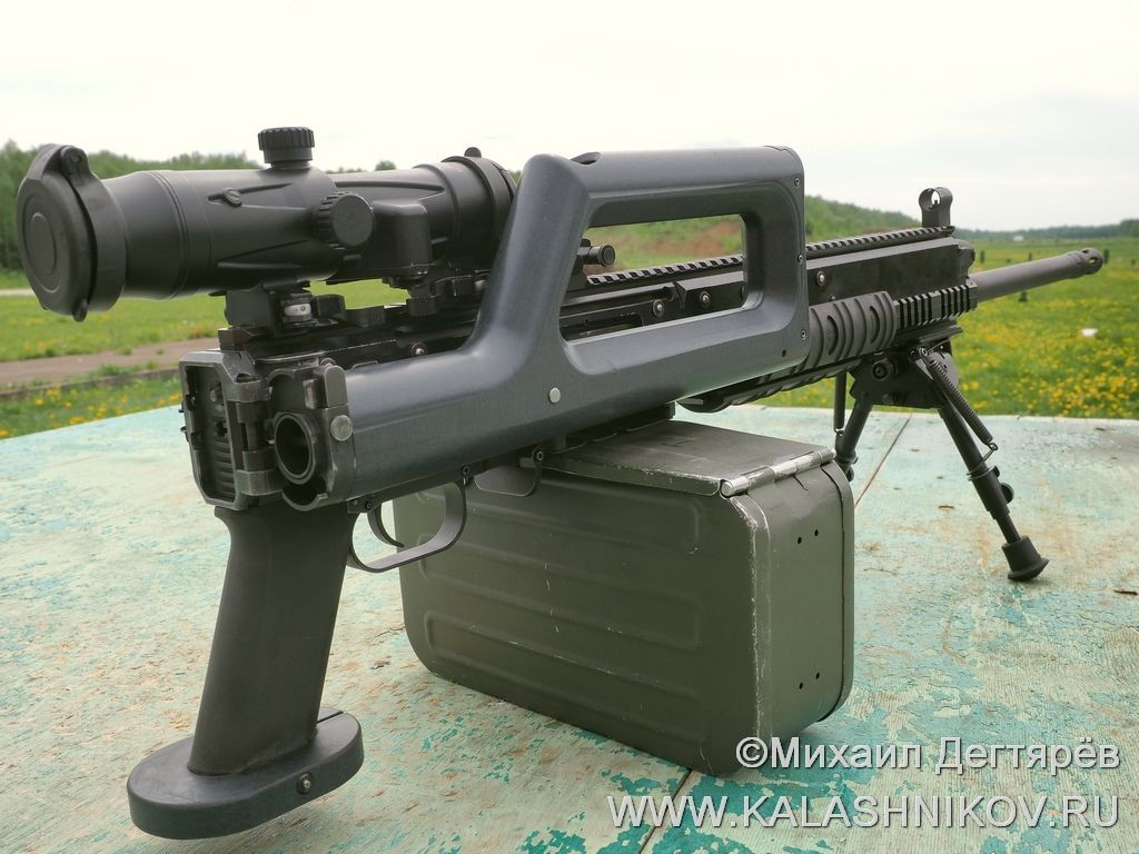 Súng máy OC-128 có tất cả các tính năng hiện đại của một vũ khí bộ binh, đặc biệt là rất thoải mái cho người sử dụng; súng có báng súng có thể gập lại và điều chỉnh dài-ngắn, giúp phù hợp với những người có chiều cao từ 1,6 mét đến 2,15 mét. 