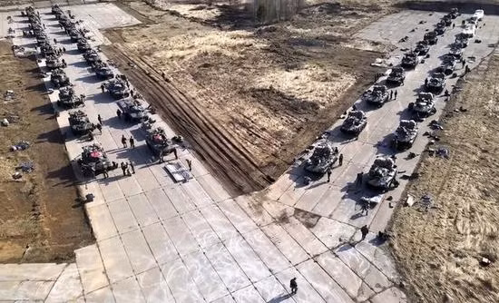 Mặc dù luận điệu đe dọa của Nga cũng đã tăng lên, nhưng tình hình vẫn chưa hoàn toàn xấu đi; phía Ukraine cũng không dám "động binh". Vào ngày 22/4, Bộ trưởng Quốc phòng Nga Shoigu tuyên bố bắt đầu rút quân. Như vậy Nga đã chủ động "rút củi đáy nồi", để làm dịu tình hình.