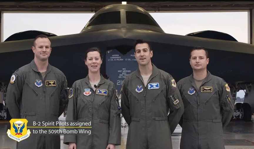 Việc đào tạo phi công lái B-2 được chia thành giai đoạn, giai đoạn một học lý thuyết và giai đoạn hai là giai đoạn bay thực hành. Trước khi vào đào tạo thành phi công B-2, tất cả số học viên này đều đã là phi công, lái ít nhất một loại máy bay chiến đấu của Không quân Mỹ.