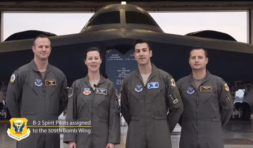 Việc đào tạo phi công lái B-2 được chia thành giai đoạn, giai đoạn một học lý thuyết và giai đoạn hai là giai đoạn bay thực hành. Trước khi vào đào tạo thành phi công B-2, tất cả số học viên này đều đã là phi công, lái ít nhất một loại máy bay chiến đấu của Không quân Mỹ.