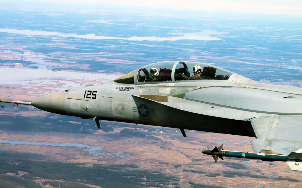 Hiện tại, Hải quân Mỹ chỉ có thể sử dụng số tiêm kích hạm với bán kính chiến đấu 900 km, cho đến khi có thể đưa vào biên chế một máy bay chiến đấu mới, nhưng điều này khó có thể xảy ra trước giữa những năm 2030.