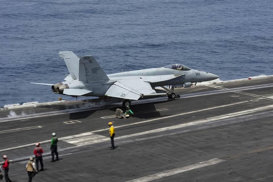 Ngược lại, Hải quân Mỹ đã sử dụng một số lượng lớn máy bay chiến đấu F/A-18 Hornet làm tiêm kích hạm chủ lực của tàu sân bay, do F/A-18 Hornet không chỉ có thể tiến hành không chiến, mà còn có thể tiến công các mục tiêu mặt đất. Mặc dù chúng rất linh hoạt, nhưng vấn đề là tầm bay của F/A-18 Hornet không đủ.