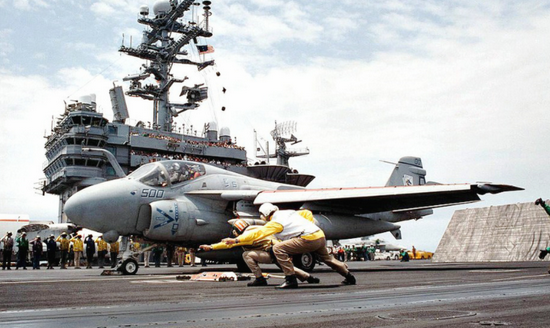 Cách đây 30 năm, Hải quân Mỹ đã sử dụng các máy bay tầm xa trên tàu sân bay của họ. Ví dụ, máy bay cường kích A-6 có thể mang bom hạng nặng, tiến công các mục tiêu cách xa đến 1.600 km, mà không cần tiếp nhiên liệu trên không.