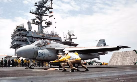 Cách đây 30 năm, Hải quân Mỹ đã sử dụng các máy bay tầm xa trên tàu sân bay của họ. Ví dụ, máy bay cường kích A-6 có thể mang bom hạng nặng, tiến công các mục tiêu cách xa đến 1.600 km, mà không cần tiếp nhiên liệu trên không.