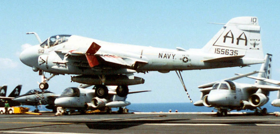 Một tiêm kích hạm như A-6 hoạt động trên tàu sân bay, với bán kính chiến đấu hơn 1.600 km, có thể thực hiện các cuộc tấn công ngoài tầm hoạt động, của hầu hết các hệ thống phòng thủ trên bộ của đối phương, nhưng vẫn cung cấp hỏa lực hiệu quả, mà không sợ bị bắn hạ.