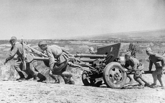 Pháo ZiS-3 được thiết kế bởi kỹ sư tài năng Vasily Grabin vào năm 1942, trong giai đoạn ác liệt của cuộc chiến tranh Vệ quốc. Có hàng chục nghìn khẩu pháo ZiS-3 được sản xuất trong suốt cuộc chiến, là loại hỏa lực mạnh yểm trợ cho bộ binh Liên Xô. Nguồn ảnh: TL.