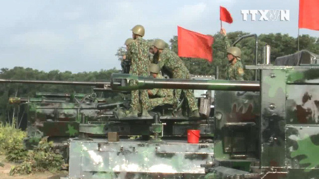 Pháo ZiS-3 vốn được thiết kế làm pháo kéo. Tuy nhiên, nó cũng được quân đội Liên Xô biến đổi thành pháo tự hành Su-76. Và Quân đội Nhân dân Việt Nam cũng đã đưa ZiS-3 lên khung gầm xe tải M548 của Mỹ, để biến nó thành pháo tự hành. Nguồn ảnh: TTXVN.