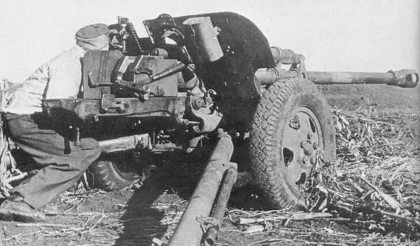 Như đa phần những vũ khí huyền thoại khác của Liên Xô, ZiS-3 là khẩu pháo chống tăng có thiết kế rất đơn giản, tiện dụng và rất chắc chắn. Pháo có chiều dài nòng gấp 40 lần đường kính nòng. Nguồn ảnh: TL.