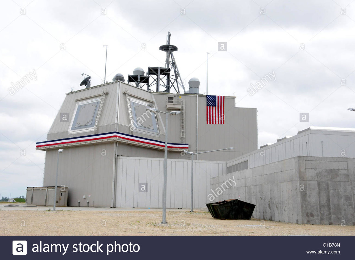 Căn cứ đầu tiên như vậy được Mỹ, được xây dựng tại thị trấn Deveselu của Romania, đưa tên lửa đánh chặn vào hoạt động vào tháng 5/2016. Các tổ hợp Aegis Ashore đã sử dụng tên lửa đánh chặn Standard Missile 3 (SM-3); loại tên lửa này, cũng được trang bị cho một số tàu chiến của Hải quân Mỹ.