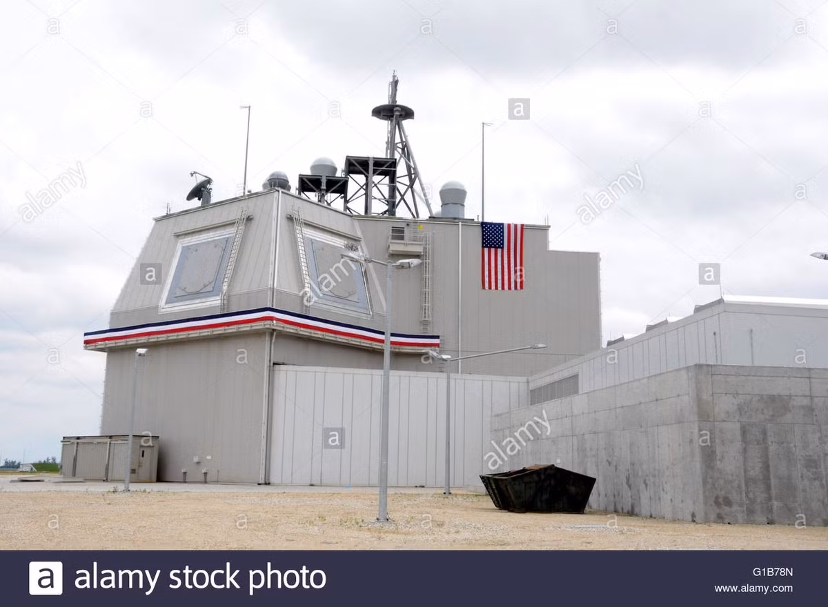 Căn cứ đầu tiên như vậy được Mỹ, được xây dựng tại thị trấn Deveselu của Romania, đưa tên lửa đánh chặn vào hoạt động vào tháng 5/2016. Các tổ hợp Aegis Ashore đã sử dụng tên lửa đánh chặn Standard Missile 3 (SM-3); loại tên lửa này, cũng được trang bị cho một số tàu chiến của Hải quân Mỹ.