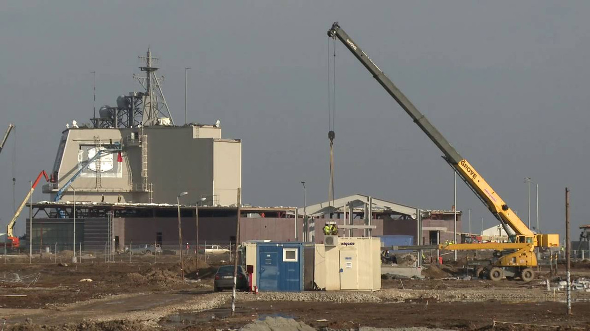 John Hill cho rằng, Mỹ đã áp dụng rất nhiều công nghệ tự động hóa cho hệ thống đánh chặn này; bên cạnh đó là khó khăn do đại dịch COVID-19. Tuy nhiên, đã hoàn thành lắp đặt các mảng ăng ten radar và một hệ thống điều khiển hỏa lực và hệ thống đã được thử nghiệm đầy đủ.