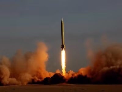 Vụ thử Shahab-3 đầu tiên của Iran là vào năm 1998, và tên lửa này được đưa vào biên chế năm 2003. Các chuyên gia kiểm soát vũ khí đưa ra giả thuyết rằng, Triều Tiên đã bán cho Iran một dây chuyền lắp ráp Nodong hoàn chỉnh, trong khi những nguồn tin khác cho rằng, Iran nhận được khoảng 150 tên lửa, để đổi lấy tài chính phát triển tên lửa.