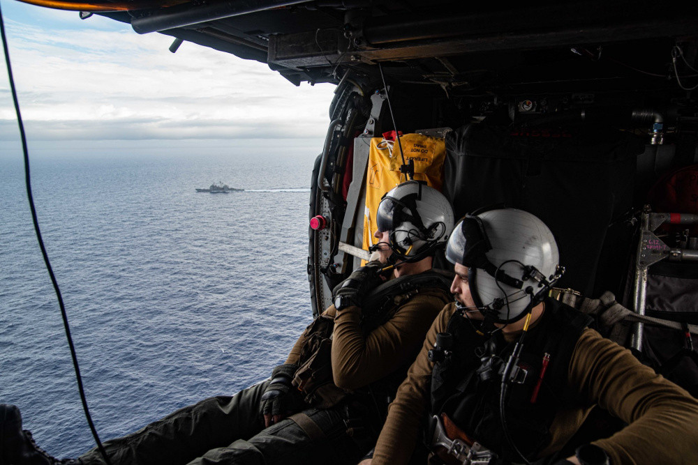 Nếu tình hình Đông Á trở nên căng thẳng, rất có thể Mỹ sẽ bật đèn xanh, tháo bớt những rào cản đã dựng ra cho người Nhật kể từ sau Chiến tranh Thế giới thứ hai. Khi này, người khổng lồ Đông Á mới thực sự thức giấc. Nguồn ảnh: Pinterest.