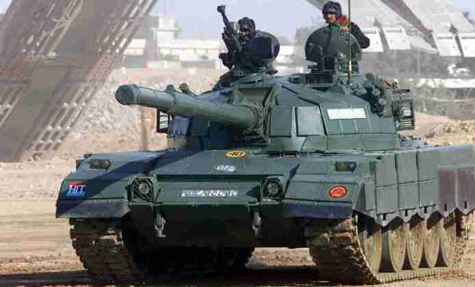 Thứ tư là xe tăng Al Zarrar Được đưa vào trang bị từ năm 2004, Al Zarrar là phiên bản nâng cấp mạnh mẽ của xe tăng T-54/55 của Liên Xô. Bất chấp tuổi đời của thiết kế, các nhà phát triển Trung Quốc và Pakistan đã tìm cách, cách mạng hóa khả năng của xe, cung cấp một xe tăng hiệu quả về chi phí và bảo dưỡng rất thấp, được trang bị tốt cho các trận chiến của thế kỷ 21. 