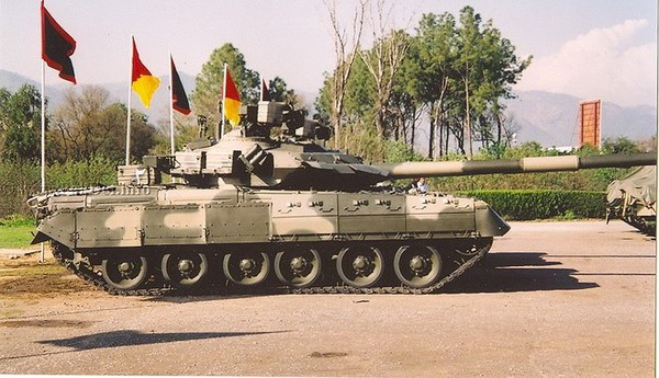 T-80UD sử dụng động cơ tuốc bin khí, giúp tăng hiệu suất đáng kể, tăng cường độ bền, tỷ lệ tiêu hao nhiên liệu thấp, cũng như khả năng tự nạp đạn tương đối nhanh, mức độ bảo vệ rất cao với giáp composite và các hệ thống bảo vệ tích cực. 