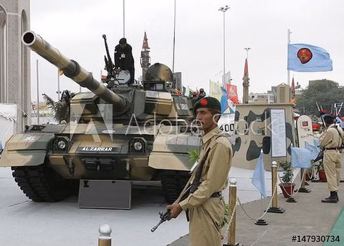 Xe tăng được bảo vệ bởi lớp giáp composite mô-đun và lớp giáp nổ tương đối để cải thiện khả năng sống sót của kíp xe, đồng thời sử dụng các hệ thống điều khiển hỏa lực hiện đại, thiết bị dò tìm phạm vi laser và một loạt các loại bom, đạn tiên tiến bao gồm đạn uranium cạn kiệt, do Pakistan sản xuất được thiết kế để xuyên giáp. 