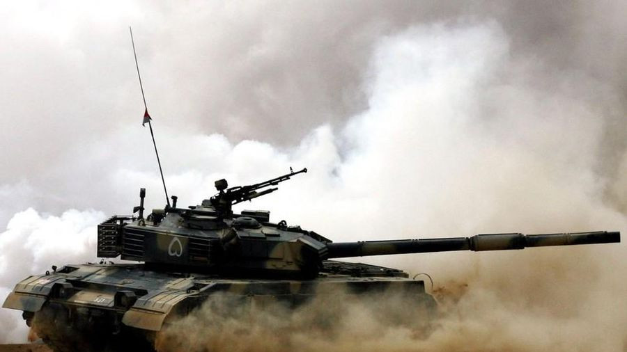 Xe tăng Kiểu 85 là một trong những mẫu xe tăng đầu tiên được trang bị giáp composite. Có hỏa lực mạnh, nhưng các nhà thiết kế của xe tăng vẫn duy trì trọng lượng rất nhẹ khoảng 40 tấn, giúp xe tăng khả năng cơ động và giảm được sự tiêu hao nhiên liệu tối ưu. Nguồn ảnh: Pinterest. 