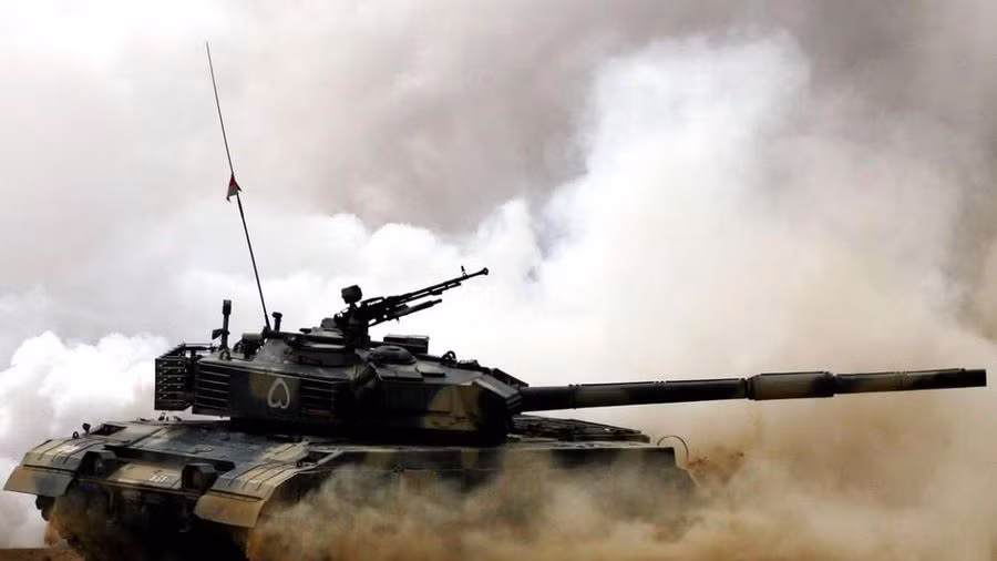 Xe tăng Kiểu 85 là một trong những mẫu xe tăng đầu tiên được trang bị giáp composite. Có hỏa lực mạnh, nhưng các nhà thiết kế của xe tăng vẫn duy trì trọng lượng rất nhẹ khoảng 40 tấn, giúp xe tăng khả năng cơ động và giảm được sự tiêu hao nhiên liệu tối ưu. Nguồn ảnh: Pinterest. 