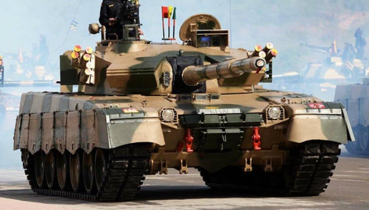 Tiếp theo là xe tăng chủ lực Al Khalid, đi vào hoạt động từ năm 2001, song song với chương trình Al Zarrar và việc Pakistan mua xe tăng T-80 của Ukraine, để cách mạng hóa khả năng tác chiến bọc thép của đất nước. Xe tăng có thể bắn đạn xuyên giáp bản địa Naiza 125 mm, sử dụng hệ thống tham chiếu nòng súng và hệ thống ổn định trục kép. 