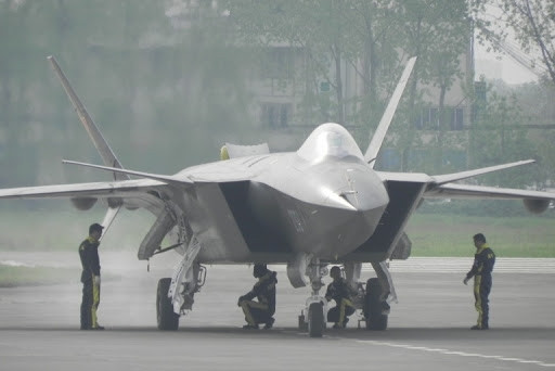 Tiêm kích tàng hình J-20 là chiến đấu cơ hạng nặng, hai động cơ; nhiệm vụ chính của J-20 là chiếm ưu thế trên không trước các loại chiến đấu cơ thế hệ 5 của Mỹ như F-22 và F-35; vì vậy, J-20 được trang bị radar mảng pha quét điện tử chủ động (EASA) có công suất lớn và tên lửa phóng ngoài tầm nhìn PL-15.