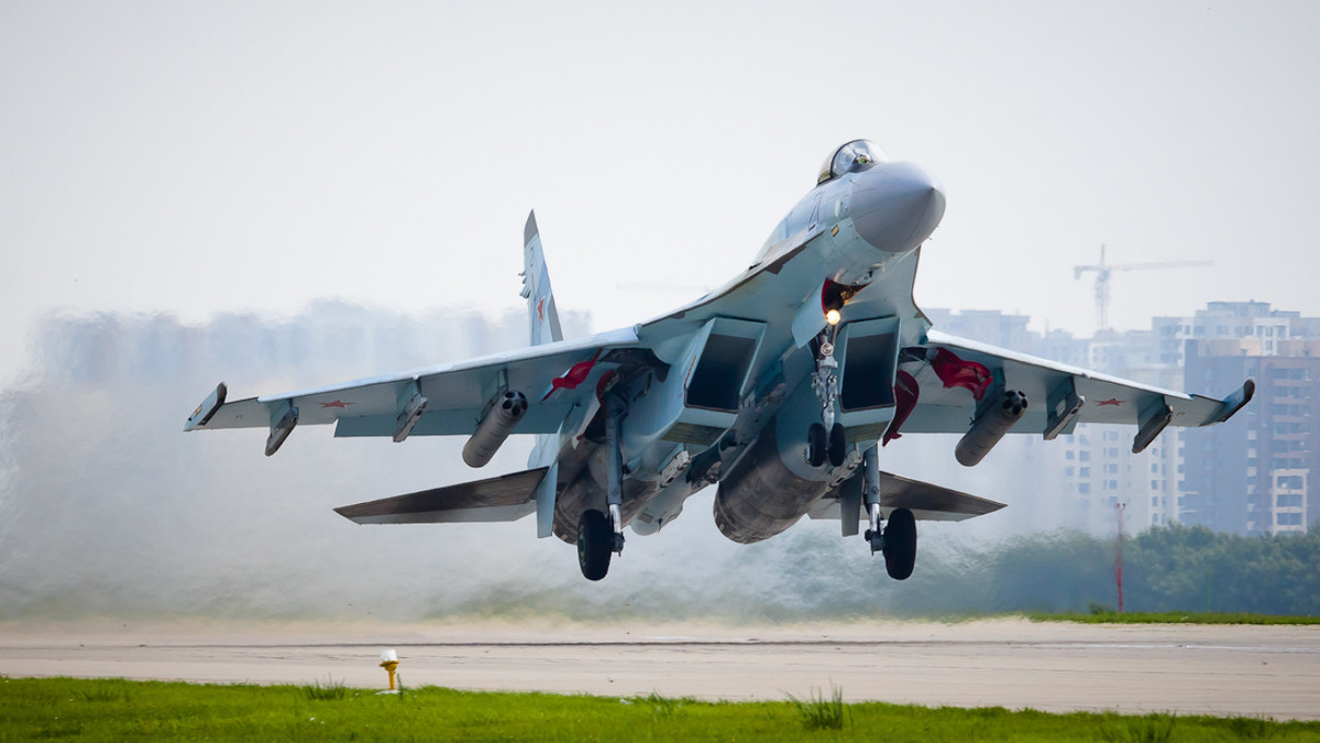 Su-35 được đánh giá cao vì sức mạnh vô địch của nó, nhất là khả năng cơ động, do máy bay sử dụng động cơ vectơ lực đẩy ba chiều mạnh mẽ và khung máy bay sử dụng nhiều vật liệu composite để giảm trọng lượng. Về khả năng mang tải, Su-35 có khả năng mang tới 14 tên lửa không đối không.