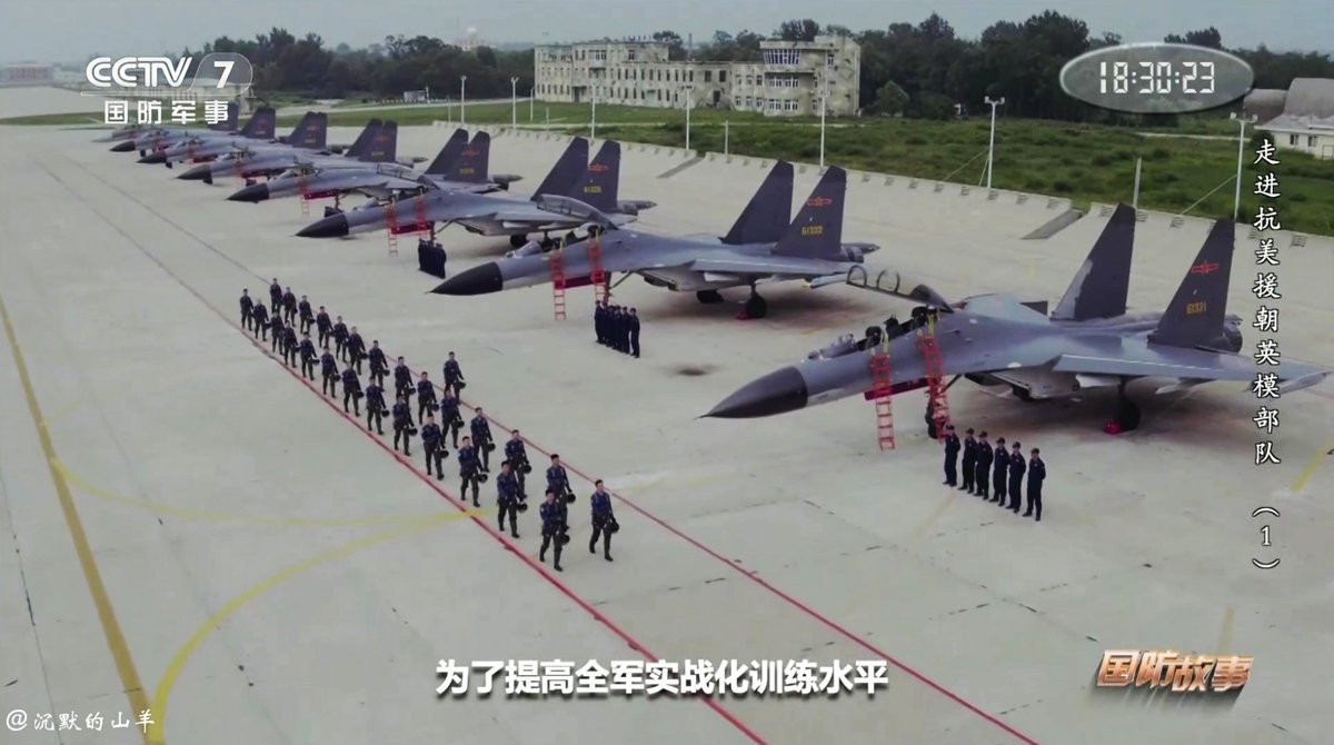 Tiêm kích chiến đấu J-11BG được trang bị màn hình màu LCD; đặc biệt là loại máy bay này cũng được trang bị tên lửa không đối không phóng ngoài tầm nhìn PL-15. Nếu một cuộc chiến xảy ra, số J-11B sẽ là lực lượng chiếm ưu thế trên không trước các chiến đấu cơ thế hệ 4 của Mỹ và đảm nhiệm tiến công mục tiêu mặt đất. Nguồn ảnh: QQ.