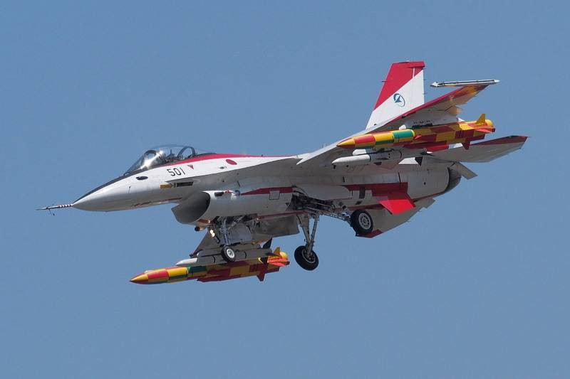 Theo thông tin, nếu việc mua sắm bị bỏ hoàn toàn, dự án vũ khí sản xuất trong nước trị giá hàng trăm triệu USD này sẽ thất bại hoàn toàn. Để “khích lệ, động viên”, Bộ Quốc phòng nước này đồng ý mua từ 20-30 tên lửa ASM-3; nhưng chắc chắn là họ sẽ không trang bị số lượng lớn loại tên lửa này. Nguồn ảnh: Pinterest.