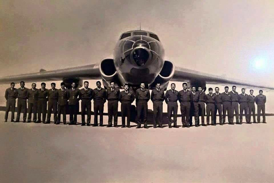 Iraq cũng cũng sở hữu đội máy bay ném bom bao gồm 10 máy bay ném bom Tu-22, 4 máy bay ném bom Tu-16 của Liên Xô và 4 máy bay ném bom H-6D của Trung Quốc. Đây là quốc gia duy nhất ngoài Liên Xô triển khai cả Tu-22 và Tu-16, do chi phí sử dụng rất cao.