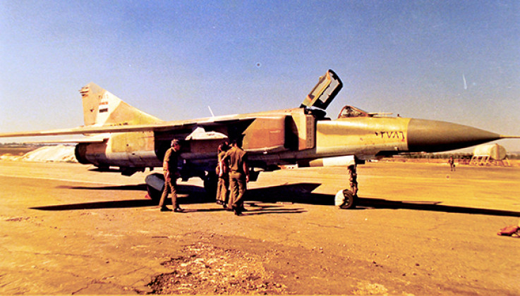 Số máy bay phần lớn phần còn lại của Không quân Iraq bao gồm các máy bay thế hệ thứ ba, gồm khoảng 90 chiếc MiG-23 và 95 máy bay chiến đấu Mirage F1 do Pháp chế tạo, cả hai đều đã không phát huy hiệu quả trong Chiến tranh Iran-Iraq hoặc Vùng Vịnh.