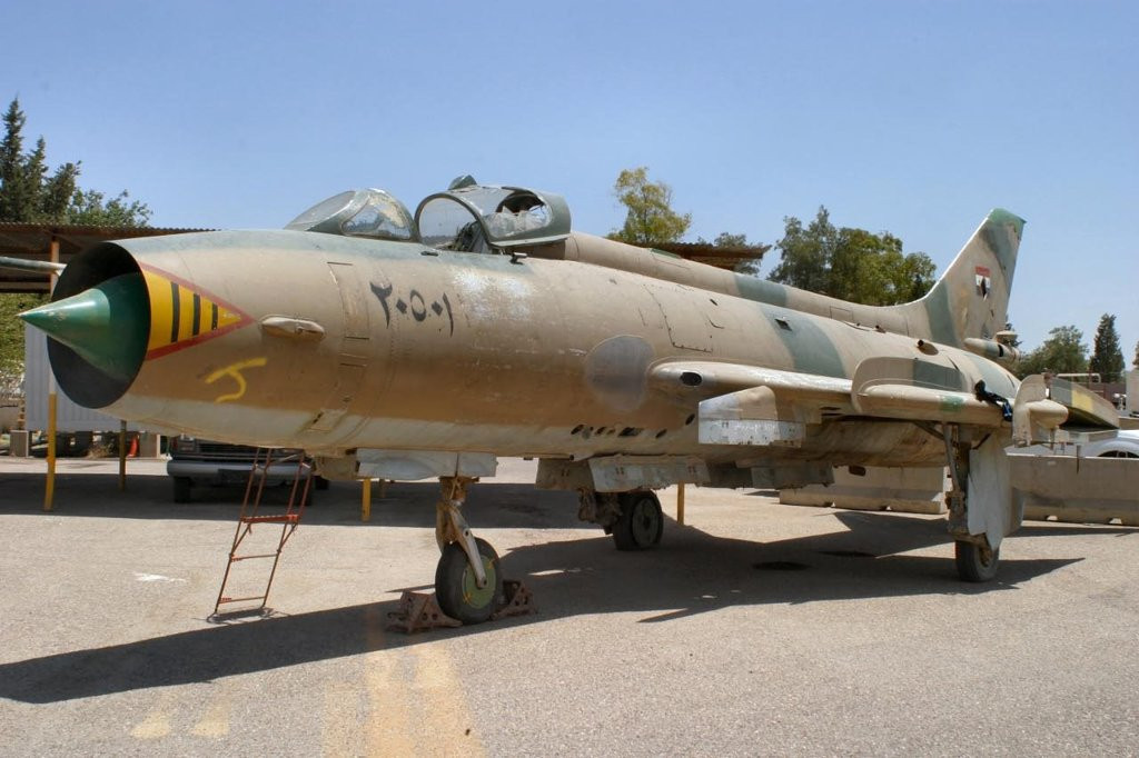 Các máy bay tấn công mặt đất khác của Iraq bao gồm 30 máy bay chiến đấu Su-7 đã lạc hậu, khoảng 70 máy bay tiêm kích bom “cánh cụp, cánh xòe” Su-20 hiện đại hơn (một biến thể từ dòng Su-17 và Su-22), tạo thành bốn phi đội riêng biệt.