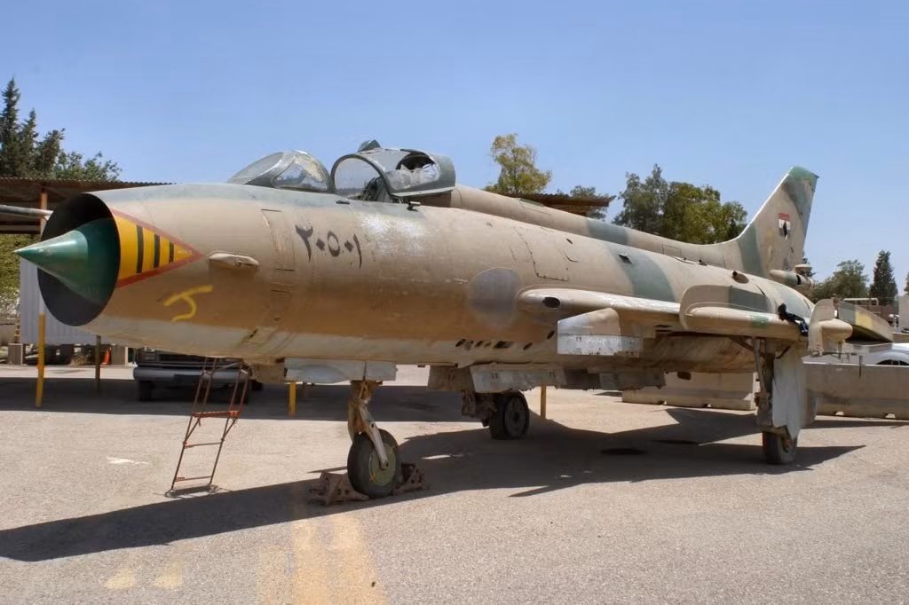 Các máy bay tấn công mặt đất khác của Iraq bao gồm 30 máy bay chiến đấu Su-7 đã lạc hậu, khoảng 70 máy bay tiêm kích bom “cánh cụp, cánh xòe” Su-20 hiện đại hơn (một biến thể từ dòng Su-17 và Su-22), tạo thành bốn phi đội riêng biệt.