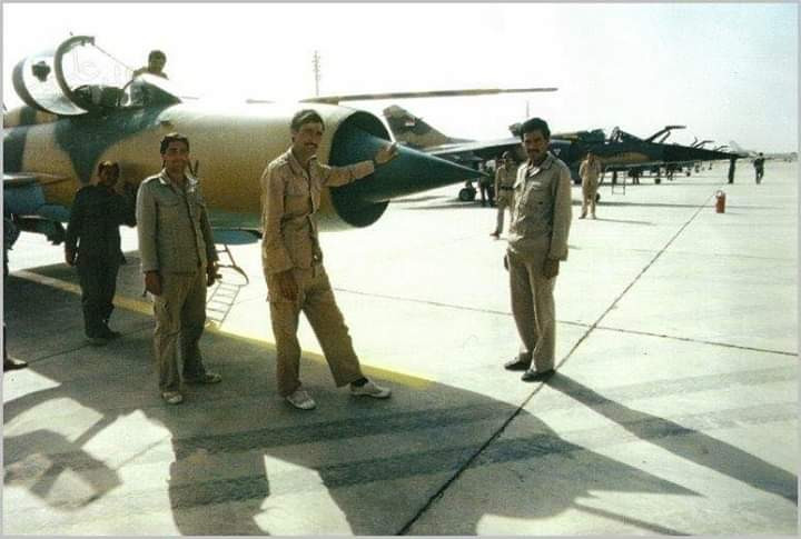 Ngoài ra Iraq còn có khoảng 200 máy bay chiến đấu hạng nhẹ MiG-21 và J-7 (J-7 do Trung Quốc nhái MiG-21 của Liên Xô) được biên chế làm 9 phi đội; tuy nhiên số máy bay này ít tham chiến hơn so với MiG-23 và Mirages F1. Ngoài ra Iraq còn có khoảng 30 chiếc J-6 (bản sao MiG-19), do Trung Quốc sản xuất, dùng tiến công mặt đất.