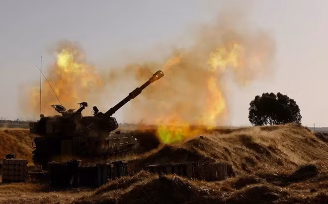 Chiến dịch của IDF ở Gaza cho đến nay, chủ yếu được tiến hành bằng các cuộc không kích, cũng như các cuộc tấn công bằng pháo binh, tên lửa từ mặt đất và trên biển; nhưng Quân đội Israel cho biết, họ đang chuẩn bị cho khả năng xảy ra một cuộc tấn công mặt đất.