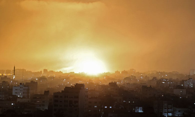 Một số quả đạn của Hamas bắn vào lãnh thổ Israel, đã bị đánh chặn bởi hệ thống phòng thủ tên lửa Vòm Sắt, một số quả rơi xuống những khu vực trống trải, không gây thiệt hại; tuy nhiên một số đã rơi vào khu vực đông dân cư, gây thiệt hại như ở trên.