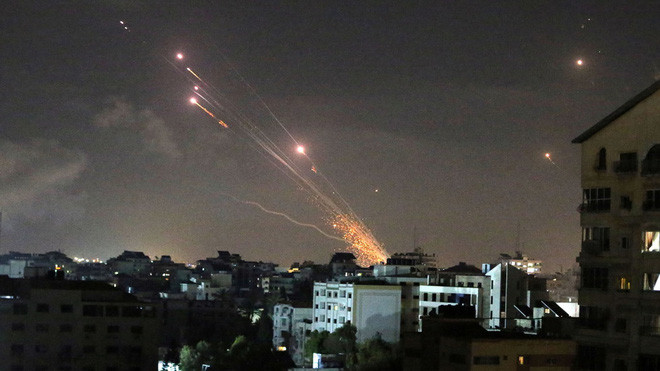 Phía Hamas cũng bắn khoảng 2.000 quả rocket và đạn cối, về phía lãnh thổ Israel, kể từ khi giao tranh nổ ra vào tối 10/5. Riêng trong đêm 13/5, đã có 220 quả đạn được phóng đi. Đã có 330/2.000 quả đạn không đến được lãnh thổ Israel, mà rơi trong vùng đất Palestine kiểm soát.