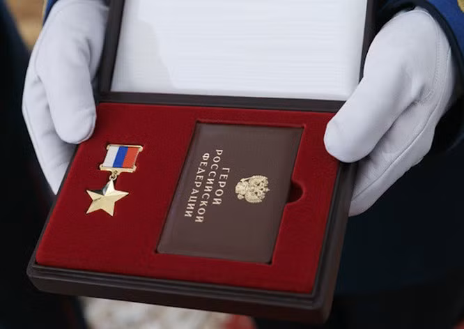 Các cựu trinh sát đặc nhiệm Liên Xô, đã chờ phần thưởng danh dự xứng đáng hơn 30 năm. Nhờ những nỗ lực không mệt mỏi của người thân và những người đồng ngũ, danh hiệu Anh hùng đầu tiên (nhưng là của Nga), được trao cho trung tá Yevgeny Sergeyev năm 2012. Nhưng là đây là danh hiệu truy tặng vì Sergeev không còn sống để nhận phần thưởng.