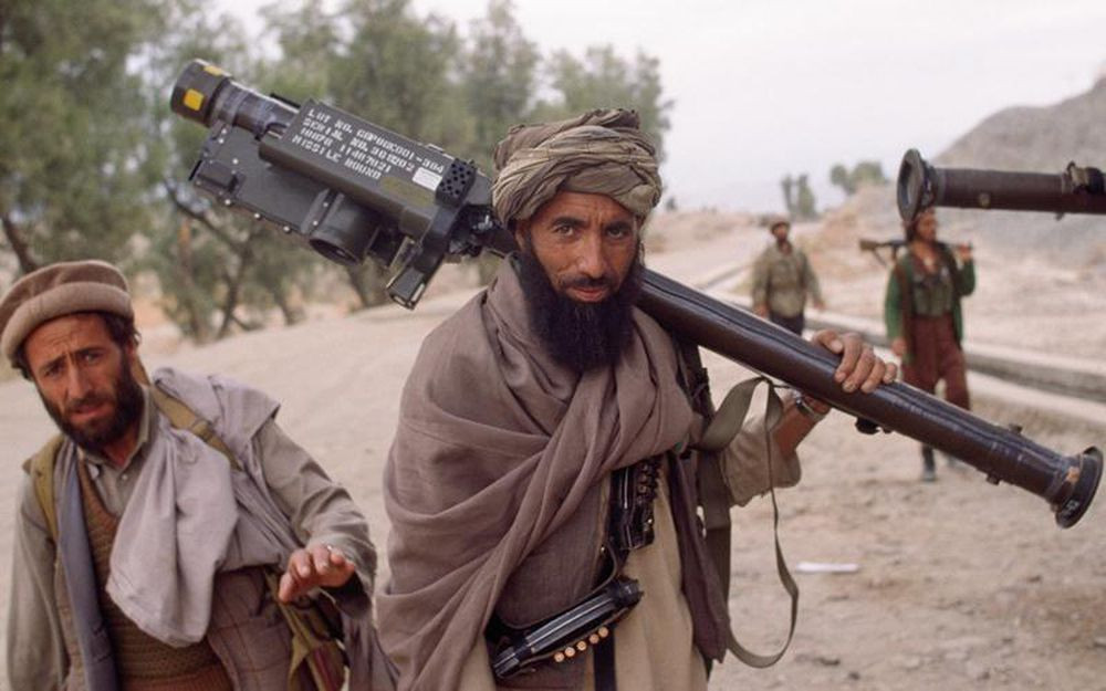 Trong suốt những năm chiến tranh, ưu thế then chốt của quân đội Liên Xô là không quân. Nhưng vào mùa thu 1986, Mỹ bắt đầu bí mật cung cấp cho Taliban các tổ hợp tên lửa phòng không vác vai Stinger. Vũ khí phòng không nhẹ và đơn giản trong khai thác sử dụng, nhưng vô cùng nguy hiểm với phi công Liên Xô.